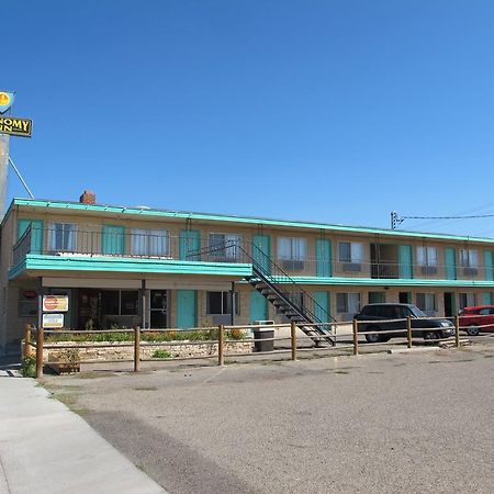 Economy Inn Онтэрио Экстерьер фото