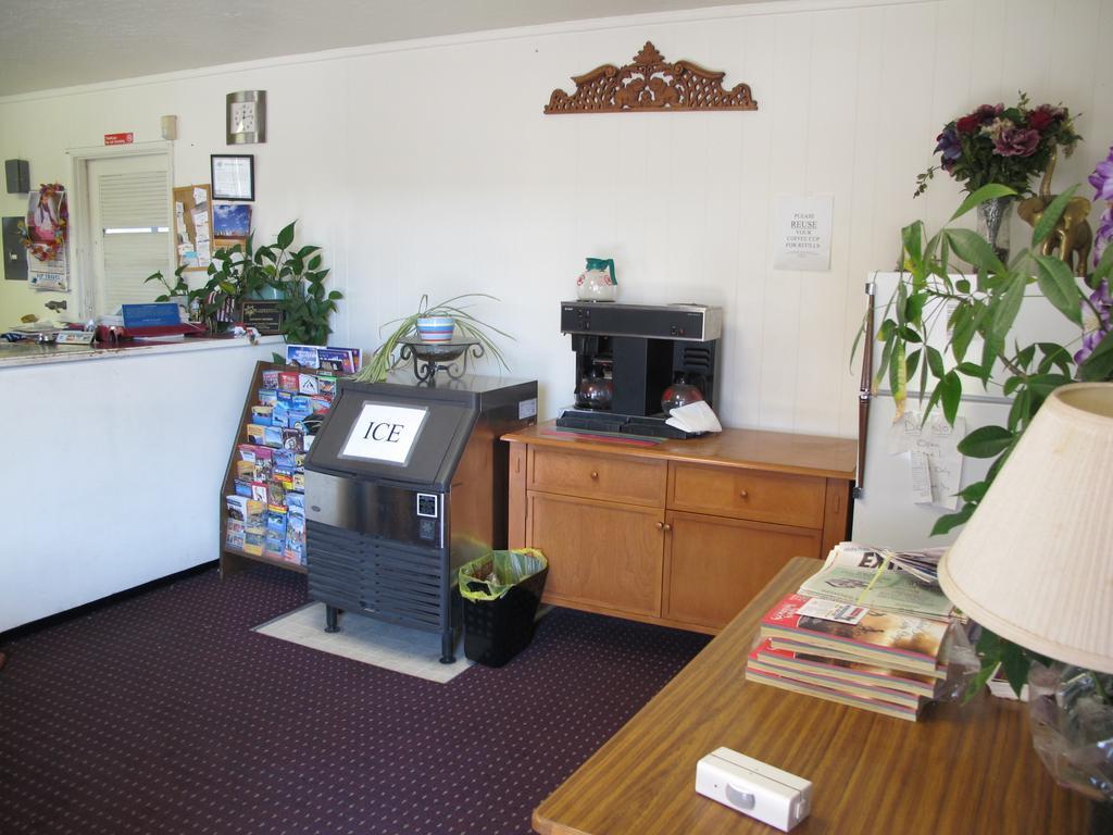 Economy Inn Онтэрио Экстерьер фото