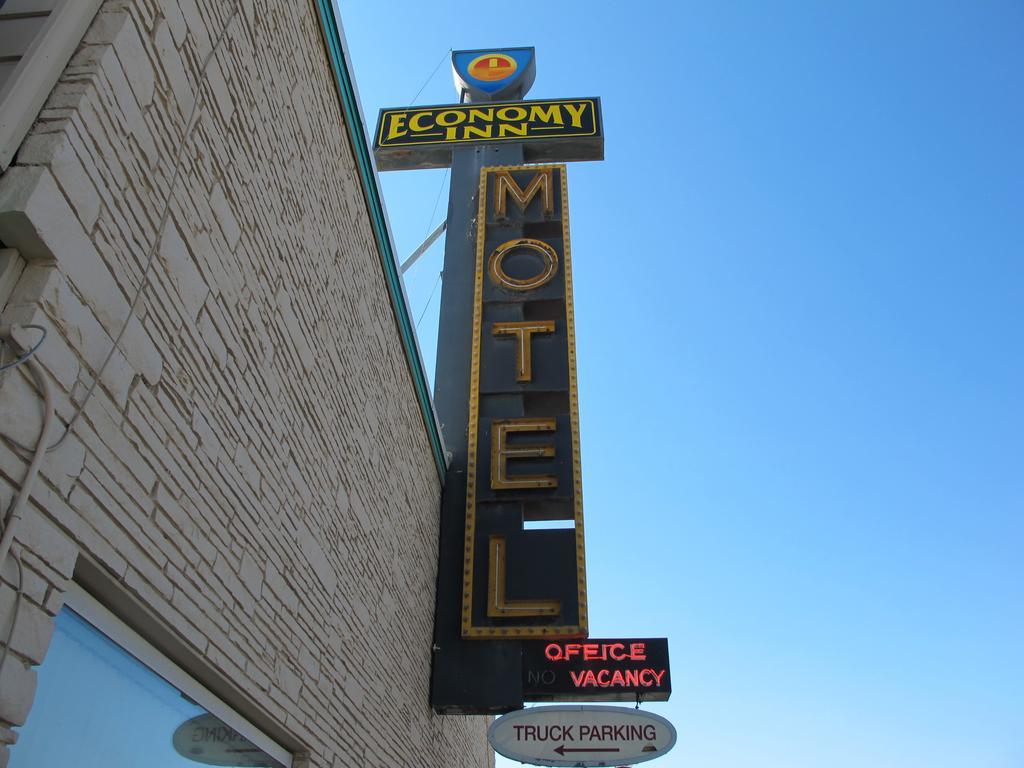 Economy Inn Онтэрио Экстерьер фото
