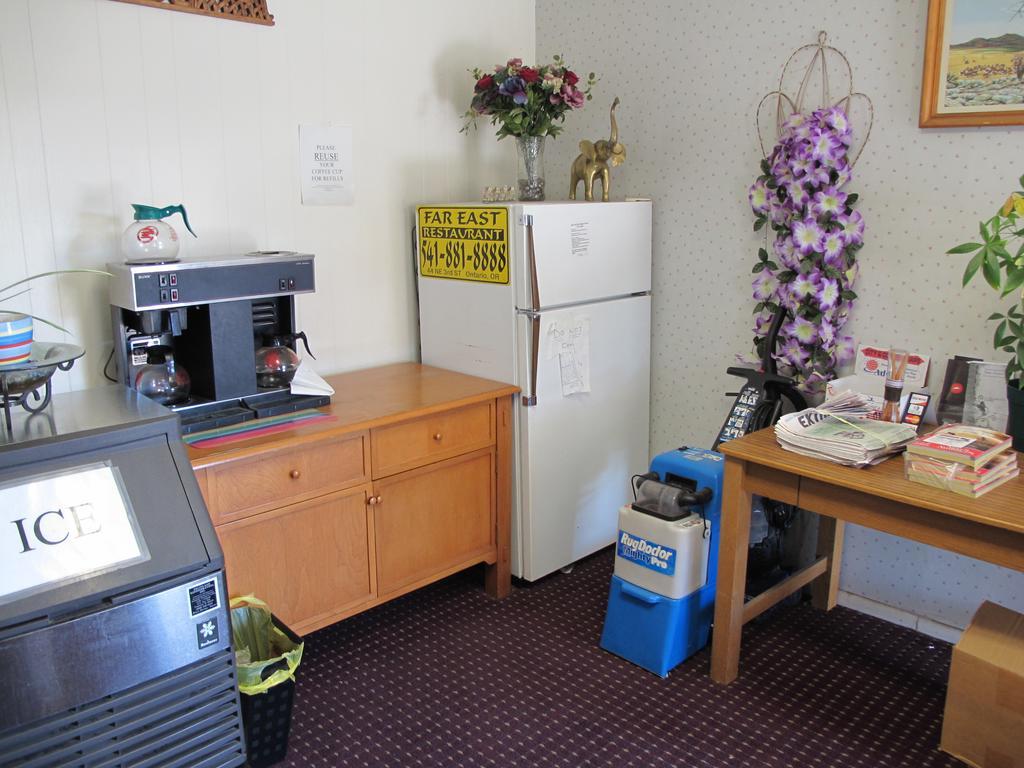 Economy Inn Онтэрио Экстерьер фото